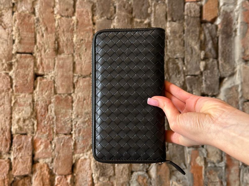 Гаманець Bottega Veneta Intrecciato Piccolo Zip із плетеної гладкої шкіри у чорному кольорі 8818404 фото