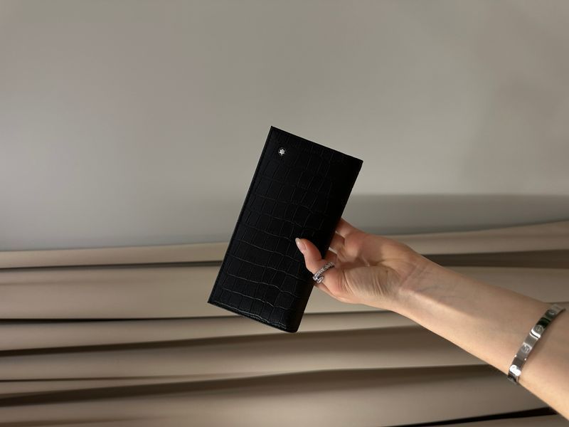 Гаманець Montblanc 14cc з тисненням під крокодила у чорному кольорі 8818506 фото