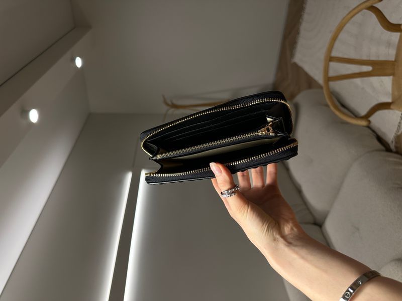 Великий гаманець Miu Miu Matelass&eacute; Nappa з текстурної шкіри у чорному кольорі 8818906 фото