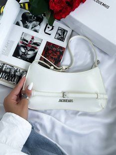 Jacquemus Le Bisou Ceinture Leather Shoulder Bag in WHITE J09903 фото
