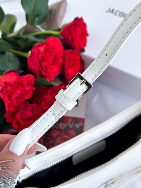 Jacquemus Le Bisou Ceinture Leather Shoulder Bag in WHITE J09903 фото