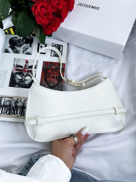 Jacquemus Le Bisou Ceinture Leather Shoulder Bag in WHITE J09903 фото