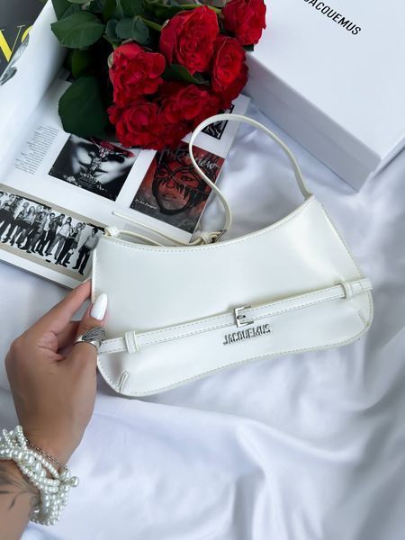 Jacquemus Le Bisou Ceinture Leather Shoulder Bag in WHITE J09903 фото