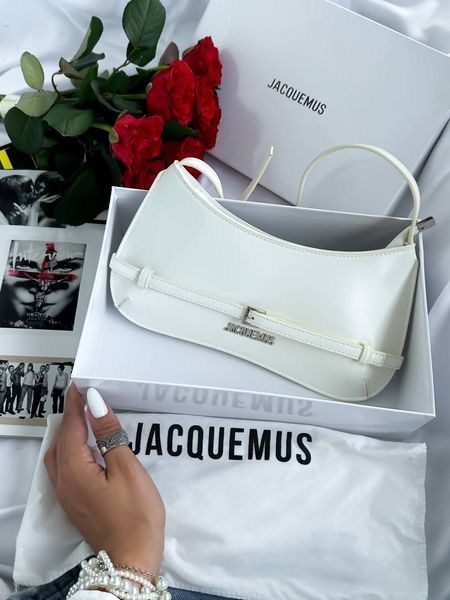 Jacquemus Le Bisou Ceinture Leather Shoulder Bag in WHITE J09903 фото