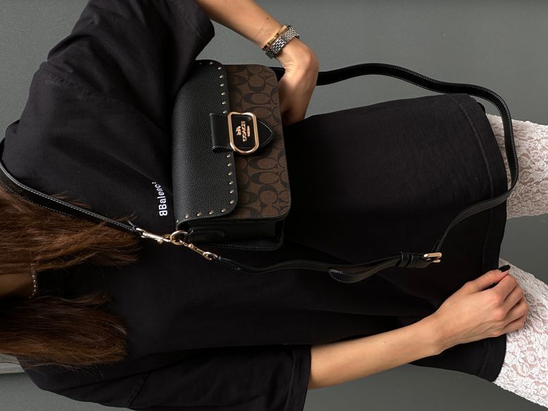 Morgan Crossbody In Colorblock Signature Canvas With Rivets pr23334 фото