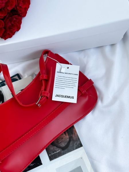 Jacquemus Le Bisou Ceinture Leather Shoulder Bag in Red J09902 фото