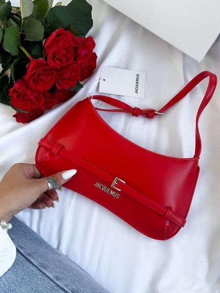 Jacquemus Le Bisou Ceinture Leather Shoulder Bag in Red J09902 фото
