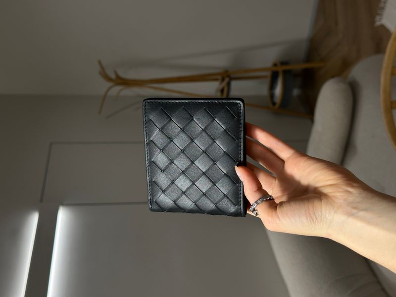 Bottega Veneta Intrecciato &mdash; шкіряний гаманець Bi-Fold Black 8819052 фото