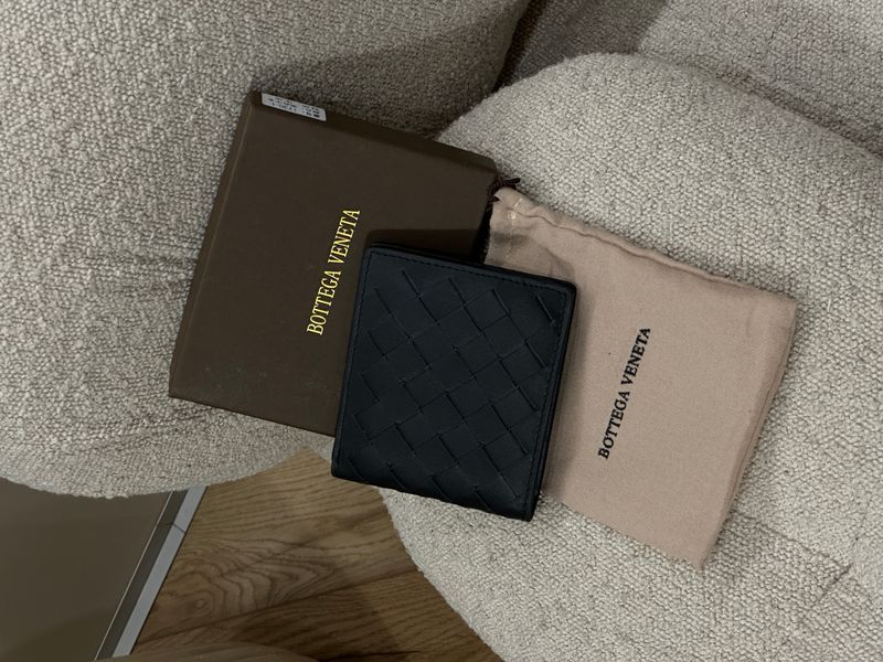 Bottega Veneta Intrecciato &mdash; шкіряний гаманець Bi-Fold Black 8819052 фото