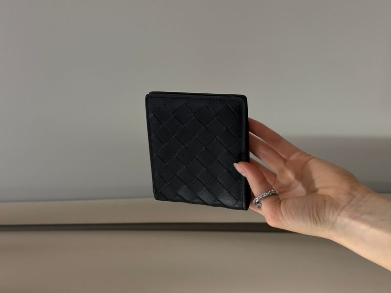 Bottega Veneta Intrecciato &mdash; шкіряний гаманець Bi-Fold Black 8819052 фото