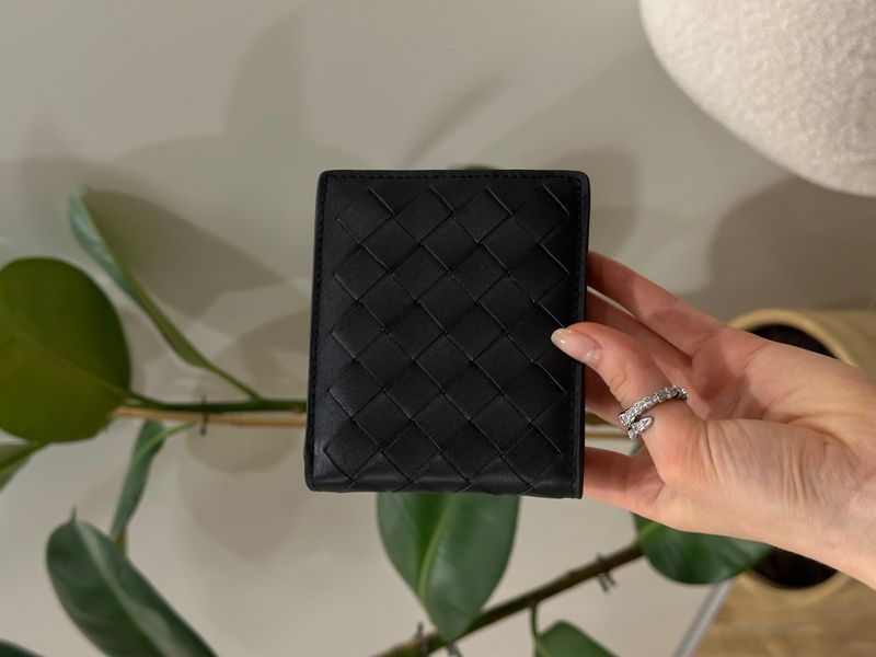 Bottega Veneta Intrecciato &mdash; шкіряний гаманець Bi-Fold Black 8819052 фото