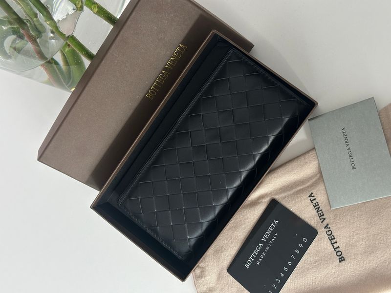 Bottega Veneta Intrecciato Large &mdash; великий шкіряний гаманець Bi-Fold Black 8819732 фото