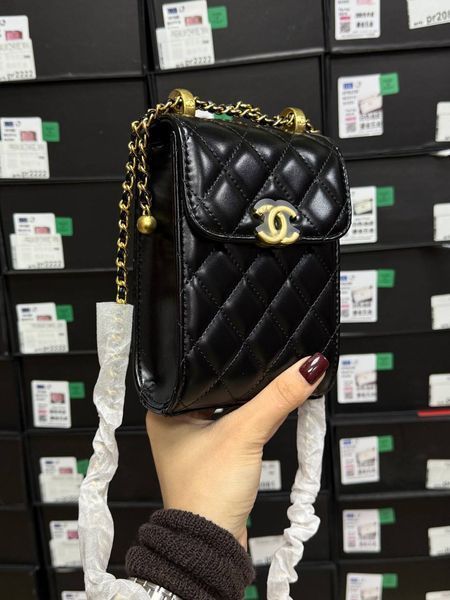 Chanel Pearl Crush Phone Case With Chain Lambskin Black Коробка магніт pr2928 фото