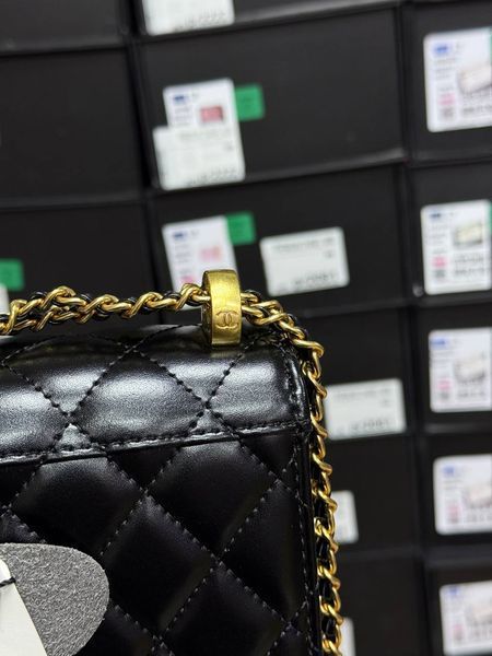 Chanel Pearl Crush Phone Case With Chain Lambskin Black Коробка магніт pr2928 фото