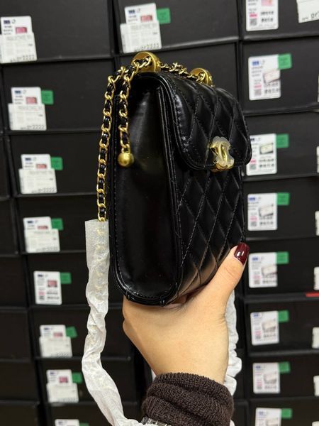 Chanel Pearl Crush Phone Case With Chain Lambskin Black Коробка магніт pr2928 фото