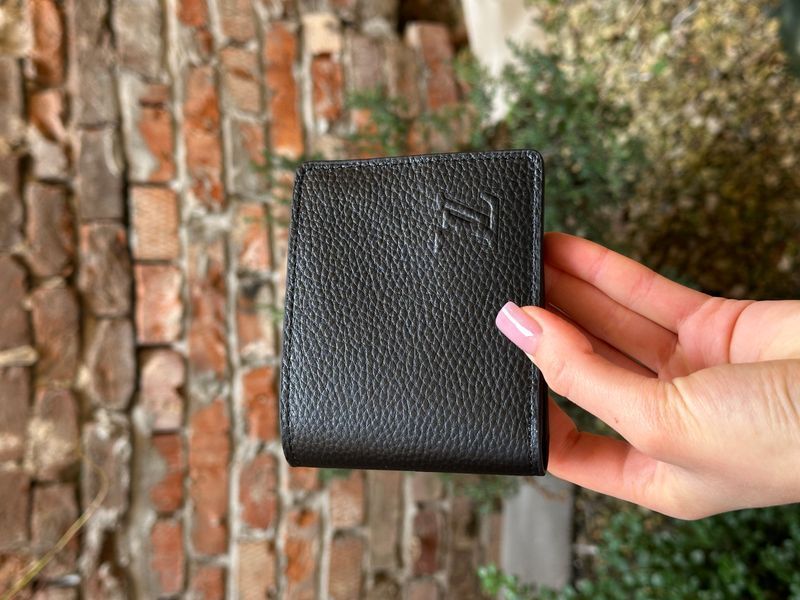 Міні гаманець Louis Vuitton Brazza Aerogram Black &mdash; шкіряний, з фірмовим логотипом 881721 фото