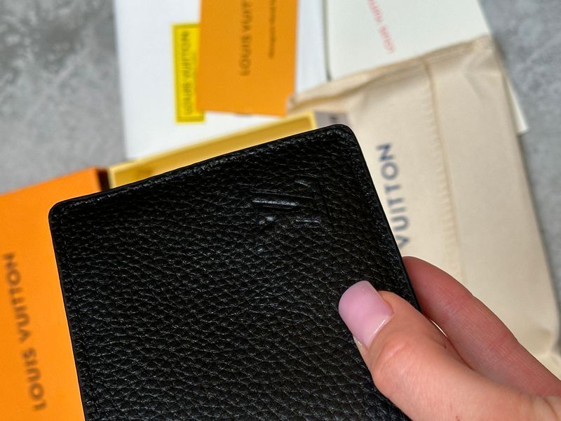 Міні гаманець Louis Vuitton Brazza Aerogram Black &mdash; шкіряний, з фірмовим логотипом 881721 фото