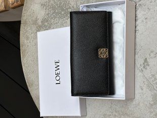 Жіночий гаманець Loewe Anagram Continental із зернистої телячої шкіри, з металевим логотипом 88179 фото