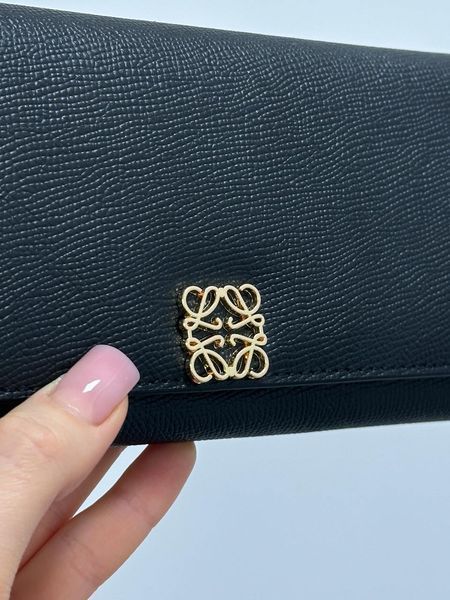 Жіночий гаманець Loewe Anagram Continental із зернистої телячої шкіри, з металевим логотипом 88179 фото