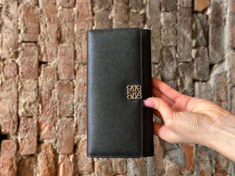 Жіночий гаманець Loewe Anagram Continental із зернистої телячої шкіри, з металевим логотипом 88179 фото