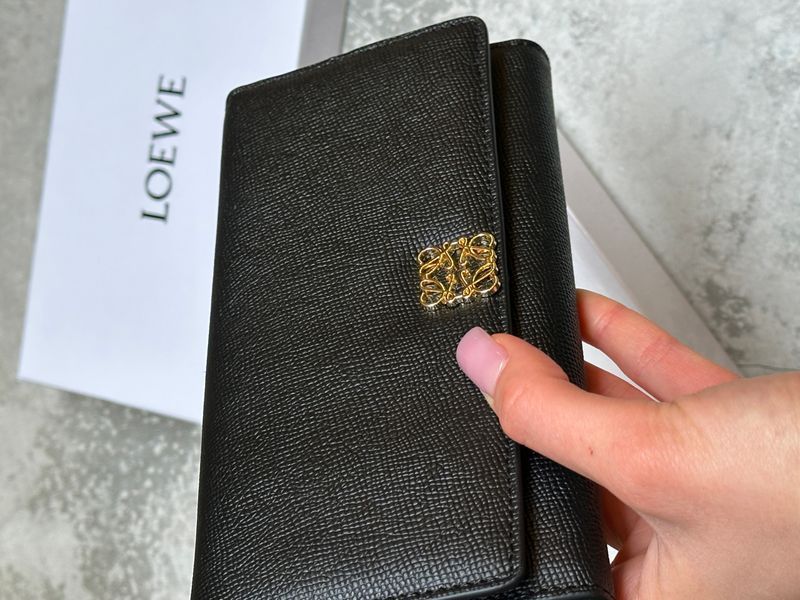 Жіночий гаманець Loewe Anagram Continental із зернистої телячої шкіри, з металевим логотипом 88179 фото