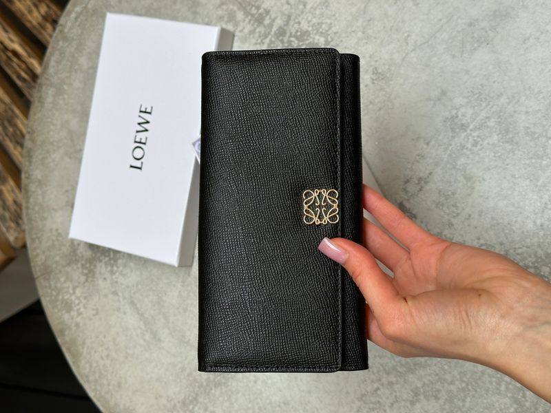 Жіночий гаманець Loewe Anagram Continental із зернистої телячої шкіри, з металевим логотипом 88179 фото