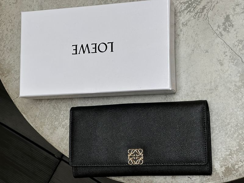 Жіночий гаманець Loewe Anagram Continental із зернистої телячої шкіри, з металевим логотипом 88179 фото