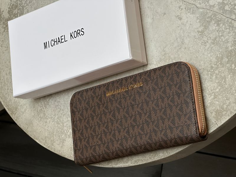 Жіночий гаманець Michael Kors Large Wallet Zip у фірмовій коричневій канві з застібкою-блискавкою 8818102 фото