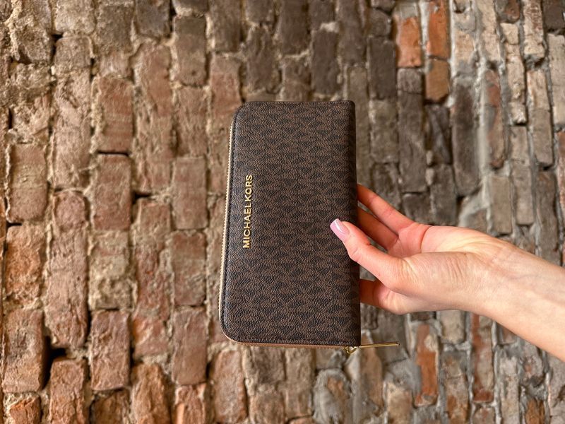 Жіночий гаманець Michael Kors Large Wallet Zip у фірмовій коричневій канві з застібкою-блискавкою 8818102 фото