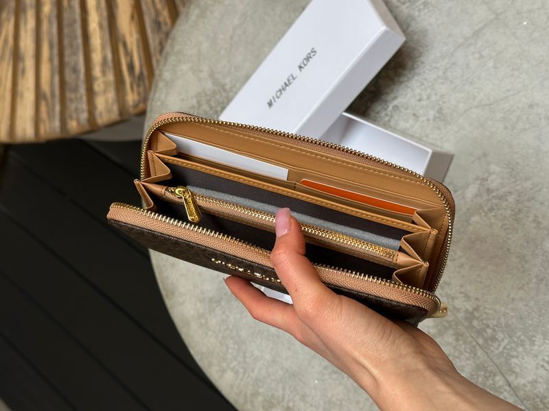Жіночий гаманець Michael Kors Large Wallet Zip у фірмовій коричневій канві з застібкою-блискавкою 8818102 фото