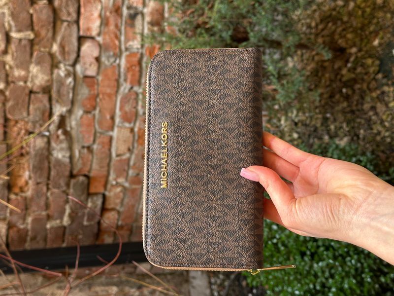 Жіночий гаманець Michael Kors Large Wallet Zip у фірмовій коричневій канві з застібкою-блискавкою 8818102 фото