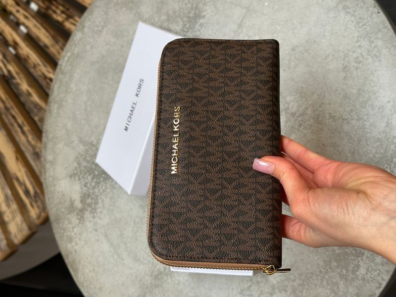 Жіночий гаманець Michael Kors Large Wallet Zip у фірмовій коричневій канві з застібкою-блискавкою 8818102 фото